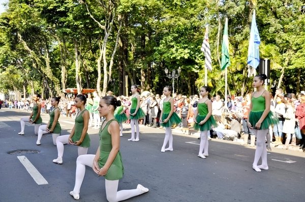 Desfile congrega vários representantes da sociedade rio-clarense nesta terça-feira em homenagem ao aniversário de RC