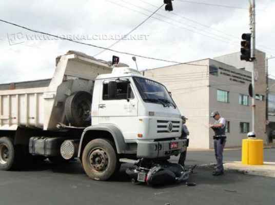 Acidente ocorreu na Avenida Visconde com a Avenida 12