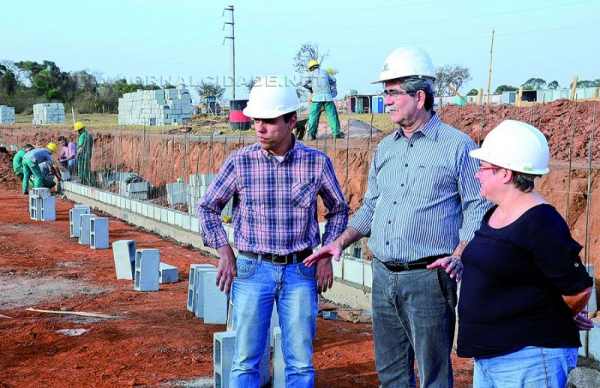 Prefeito Du Altimari (centro) e secretária municipal de habitação, Maria José Stivalli, observam trabalhos no canteiro