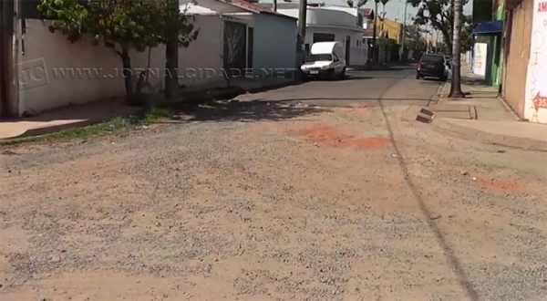 Falta de asfalto e galeria de águas causam transtornos para moradores na Vila Cristina