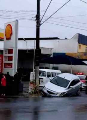 Carro caiu em buraco na Avenida Visconde com cruzamento da Rua 6