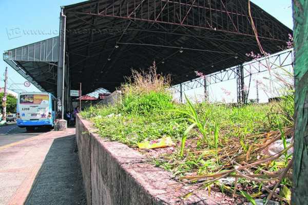 Usuários do sistema de transporte reclamam da aparência de abandono da antiga Estação, onde fica o terminal dos ônibus