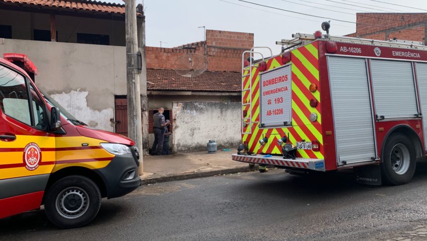 Vítima ensanguentada é socorrida após incêndio em casa no Jardim