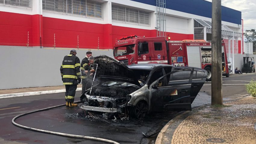 Veículo da prefeitura pega fogo a poucas quadras do Corpo de Bombeiros