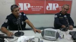 O GCM Maurício e o comandante Wladimir Walter no estúdio da Rádio Excelsior Jovem Pan