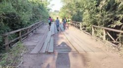 Cansados de esperar e após percorrerem longas distâncias pela rota alternativa, moradores do distrito bem como de outras localidades da zona rural afastaram os tubos de concreto