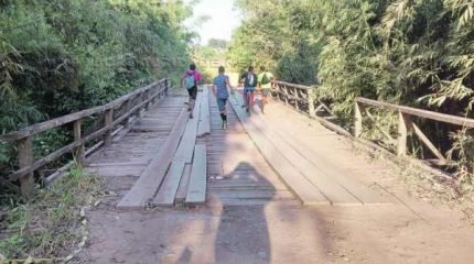 Cansados de esperar e após percorrerem longas distâncias pela rota alternativa, moradores do distrito bem como de outras localidades da zona rural afastaram os tubos de concreto