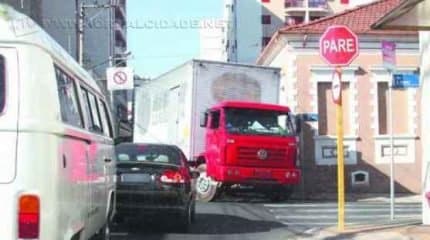 Veículo é flagrado fazendo conversão na contramão em rua movimentada da área central. Infração foi praticada na Avenida 6, no cruzamento com a Rua 6