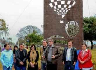 O monumento apresenta a composição de três balões de tamanhos e desenhos diferentes