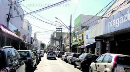 Vista da Rua 3, no centro de Rio Claro, cujas lojas devem ser fiscalizadas a partir de agora