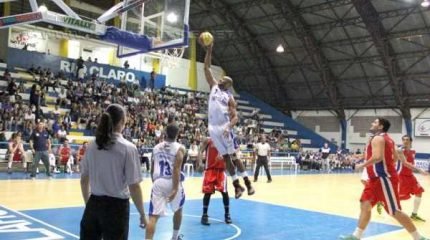 Depois de um início ruim, RC Basquete respondeu às provocações de Santos em quadra e apoiado pela torcida, virou o placar