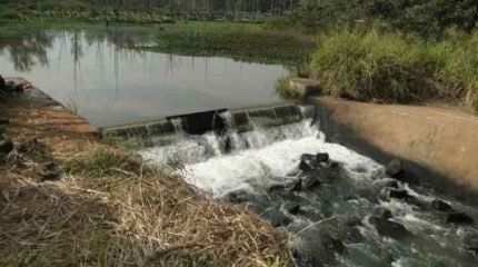 Sistema de captação de água do rio Ribeirão Claro, localizado dentro da Floresta Estadual Edmundo Navarro de Andrade