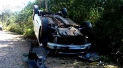 Carro ficou parcialmente destruído com o acidente