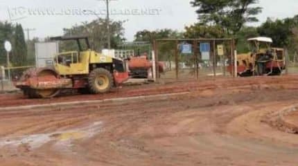 As obras continuam em andamento no anel viário nas imediações do campus da Unesp, no bairro Bela Vista, e da cidade judiciária