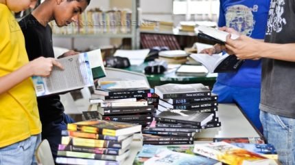 Alunos da rede municipal conferem livros