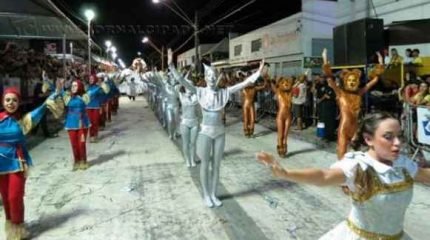 A escola de samba Samuca, por ter-se sagrado campeã deste ano, teve o direito de escolher a data seu desfile