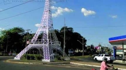 Réplica da Torre Eiffel de Paris, que foi instalada na rotatória da Avenida Visconde do Rio Claro com a Avenida 32