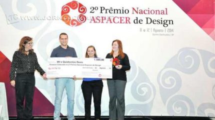 Talita C. de Jesus, representando a ganhadora do 2° Prêmio Nacional Aspacer de Design, Selma Ferrante, da Cerâmica Gail