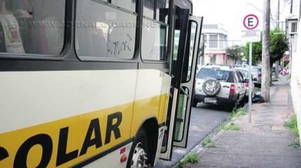 O motivo é o abuso na velocidade de alguns motoristas, que passam pelo cruzamento sem se atentarem ao fluxo de estudantes na área escolar