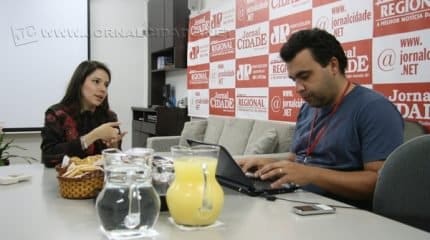 A pesquisadora e professora universitária Flávia Mengardo Gouvêa durante entrevista realizada no Jornal Cidade