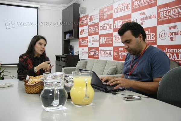 A pesquisadora e professora universitária Flávia Mengardo Gouvêa durante entrevista realizada no Jornal Cidade