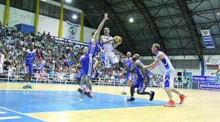 O RC precisava vencer para forçar o quarto jogo, mas, com forte marcação e maior qualidade, o Bauru fechou a série em 3 a 0