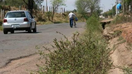 Risco aumenta para os ciclistas, que dividem o espaço com outros veículos, sem uma faixa exclusiva