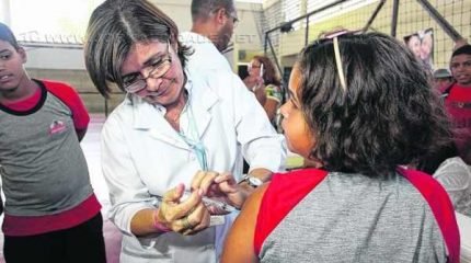 Adolescente toma vacina contra HPV (foto Alessandro Potter/ABr)