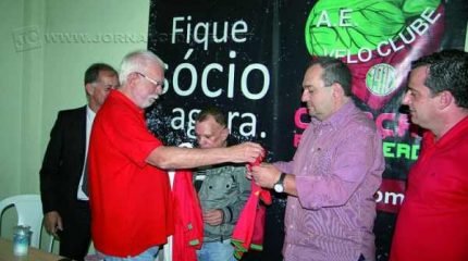 O presidente Adalberto Irineu Borges entrega camisas do Velo Clube aos novos parceiros, simbolizando o acordo firmado