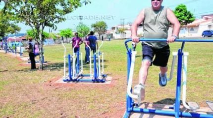 As academias são instaladas em áreas abertas e podem ser frequentadas a qualquer hora por pessoas de todas as idades