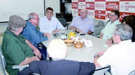 Durante o encontro na sede do Grupo JC, profissionais relembraram as dificuldades e as alegrias do trabalho na imprensa e o desenvolvimento alcançado pelo Jornal Cidade nos seus 80 anos