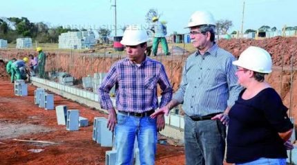 Prefeito Du Altimari (centro) e secretária municipal de habitação, Maria José Stivalli, observam trabalhos no canteiro