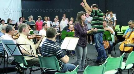 Ensaio do Coral Municipal para a apresentação desta sexta-feira. Concerto da Primavera será realizado na Igreja Luterana