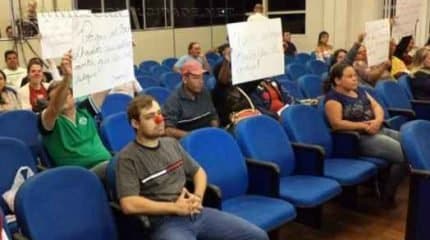 Servidores durante assembleia na noite de segunda-feira (1º)