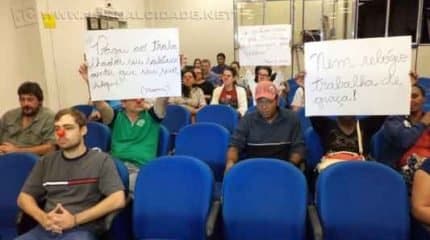 Servidores durante protesto na Câmara Municipal