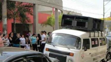 Grevistas em frente ao Paço Municipal na manhã desta quarta-feira (24)