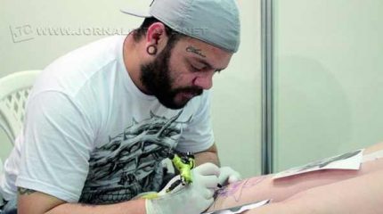 O tatuador rio-clarense Rodrigo Zanello, que está participando do Tattoo Brazil. O reality é gravado no Espírito Santo