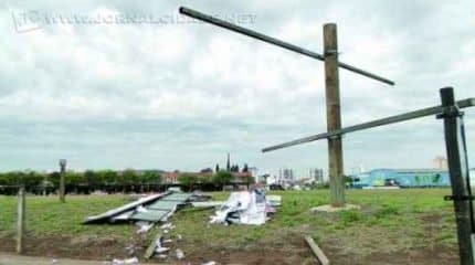 Vendaval destruiu outdoor instalado no Aeroclube. Algumas árvores foram derrubadas e a rede elétrica acabou danificada