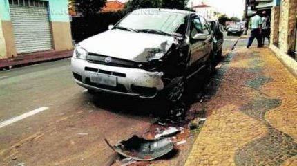 Carro tem dianteira danificada em acidente no Centro