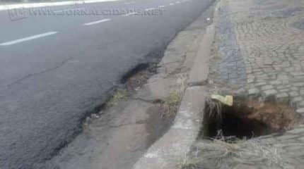 Buraco é registrado em uma calçada na Rua 14