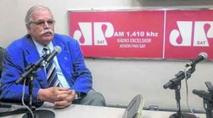 O advogado rio-clarense Irineu Carlos de Oliveira Prado em entrevista no estúdio da Rádio Excelsior Jovem Pan