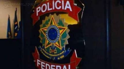 A Polícia Federal, a pedido da força-tarefa do Ministério Público Federal no Paraná, cumpre mandados de prisão temporária, buscas e apreensão e condução coercitiva na Operação Asfixia.