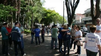 Funcionários em greve estão concentrados no Jardim Público, área Central