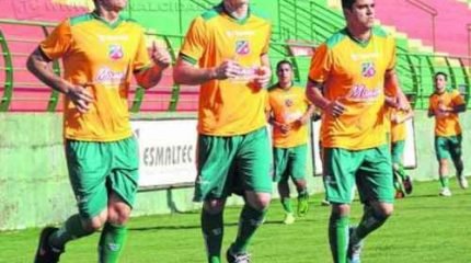 Na última segunda-feira (27), os jogadores realizaram um treino físico no gramado do Benitão