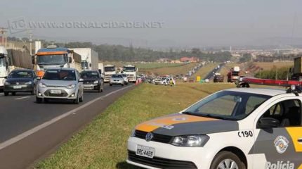 Viaturas da polícia estacionadas às margens da Rodovia Washington Luís. Motoristas devem ficar atentos para mudanças realizadas na legislação de trânsito