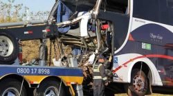 Ônibus que levava estudantes colidiu gravemente com caminhão