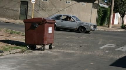 PERTO DEMAIS: contêiner localizado na esquina da Avenida M-25 deverá ser recuado