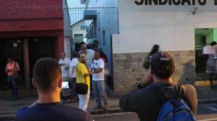 Na foto de arquivo, manifestação de grevistas durante reunião eleitoral com comissionados da Prefeitura Municipal