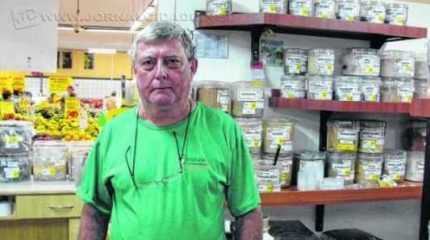 Edson Rocha Cupido, 64, trabalha no empório de um supermercado em Rio Claro desde 2012; renda das pessoas com 60 anos ou mais chega a R$ 446 bilhões