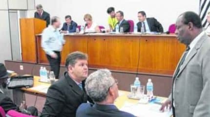 Vereadores dialogam durante sessão ordinária realizada ontem no auditório da Associação Comercial e Industrial